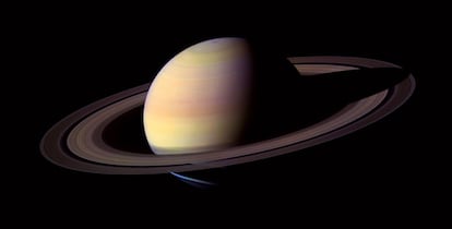 Junto con la Tierra, Saturno, el planeta de los anillos es probablemente uno de los objetos celestes más reconocibles. Este planeta está compuesto fundamentalmente de hidrógeno. La inclinación de su eje es parecida a la de la Tierra, por lo que los anillos pueden contemplarse en diferentes configuraciones a lo largo de los años.