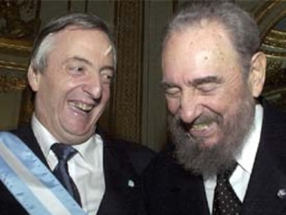 El nuevo presidente argentino, Néstor Kirchner, a la izquierda, se ríe junto a su homólogo cubano, Fidel Castro, ayer en Buenos Aires.