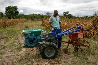 Alec Marwa, de 26 años, presta servicios a pequeños agricultores con su tractor financiado parcialmente por el PNUD.
