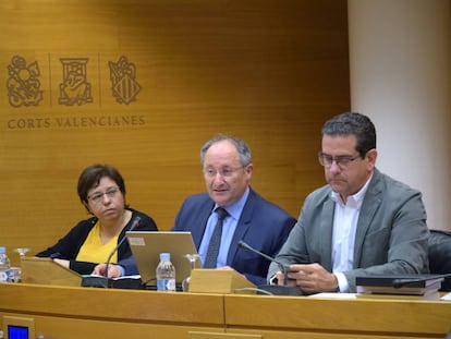 El director de la Agencia Antifraude valenciana, Joan Llinares, en el centro, este martes.