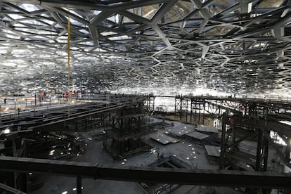 En septiembre de 2015 se puso la última pieza exterior del gran puzle que conforma el techo del Louvre de Abu Dabi (louvreabudhabi.ae). Llevó 424 días componer toda la cubierta ‒de siete toneladas y 180 metros de diámetro‒ con sus 7.850 piezas de aluminio y acero inoxidable en forma de estrellas dispuestas en ocho capas, con la que el arquitecto francés Jean Nouvel (www.jeannouvel.com) crea en el interior la “lluvia de luces”, un caleidoscópico juego de reflejos de los rayos del sol. El fin de la construcción del Louvre de Abu Dabi está cada vez más cerca (está previsto para mediados de 2016, aunque el museo abrirá algo más tarde). En la web de ‘The National’ www.thenational.ae/uae/tourism/louvre-abu-dhabi) se pueden seguir los avances casi en tiempo real, con artículos, fotografías y videos.