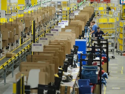Trabajadores empacando pedidos de Amazonen Brieselang, Alemania, este jueves.