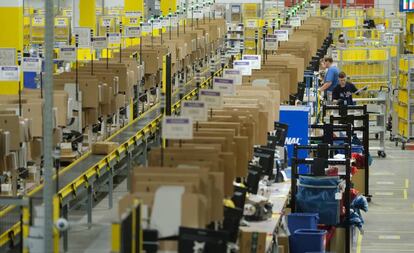 Trabajadores empacando pedidos de Amazonen Brieselang, Alemania, este jueves.