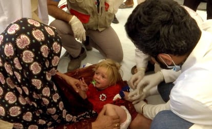 Los médicos atienden a una niña intoxicada en el campo de refugiados Hasancham U2, al este de Mosul.