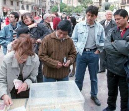 Participantes en el referndum simblico de Valencia, ante una de las urnas.