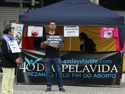 Celene Salomão, à esquerda, junto a outros integrantes do grupo “40 Dias Pela Vida SP”, pedem pelo fim do aborto em frente ao hospita.