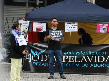 Celene Salomão, à esquerda, junto a outros integrantes do grupo “40 Dias Pela Vida SP”, pedem pelo fim do aborto em frente ao hospita.