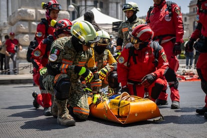 Las autoridades recomiendan conservar la calma, ubicarse en las zonas de seguridad de la casa, escuela o lugar de trabajo, y seguir las indicaciones del personal de Protección Civil.