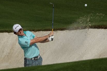 Rory McIlroy, en el segundo hoyo en Dubai.