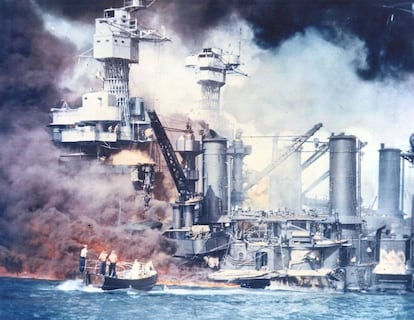 Marineros estadounidenses rescatan a un superviviente del agua junto al buque USS West Virginia durante o poco después del ataque aéreo japonés, el 7 de diciembre de 1941, en Pearl Harbor (Hawái).