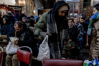 Cena para personas sin hogar la pasada Nochevieja en la iglesia de San Antón de Madrid.