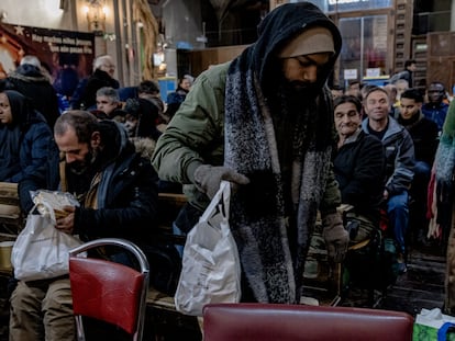 Cena para personas sin hogar la pasada Nochevieja en la iglesia de San Antón de Madrid.