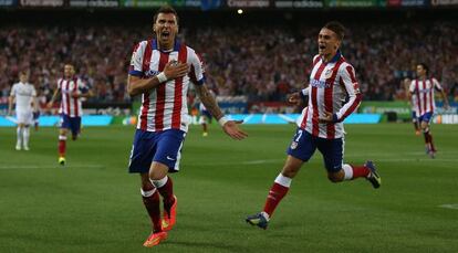 Mandzukic y Griezmann celebran el gol del Atlético en la Supercopa.