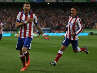 Mandzukic y Griezmann celebran el gol del Atl&eacute;tico en la Supercopa.