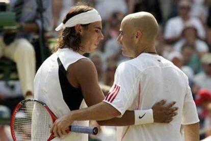 Nadal y Agassi se saludan tras haber concluido el partido que les enfrentó en Wimbledon.
