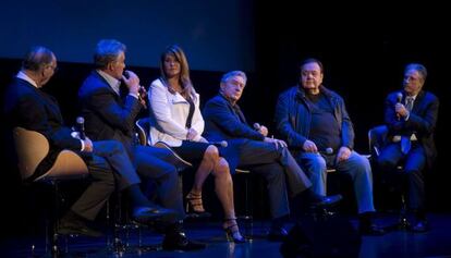 De izquierda a derecha, Nicholas Pileggi, Ray Liotta, Lorraine Bracco, Robert De Niro, Paul Sorvino y el moderador Jon Stewart, en el festival de Tribeca.