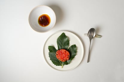 Tomate rosa, hoja de higuera y atún rojo, un plato del Mesón Sabor Andaluz.