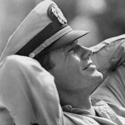 Cliff Robertson durante el rodaje de <i>Patrullero PT 109,</i> en el que interpretaba a John F. Kennedy.