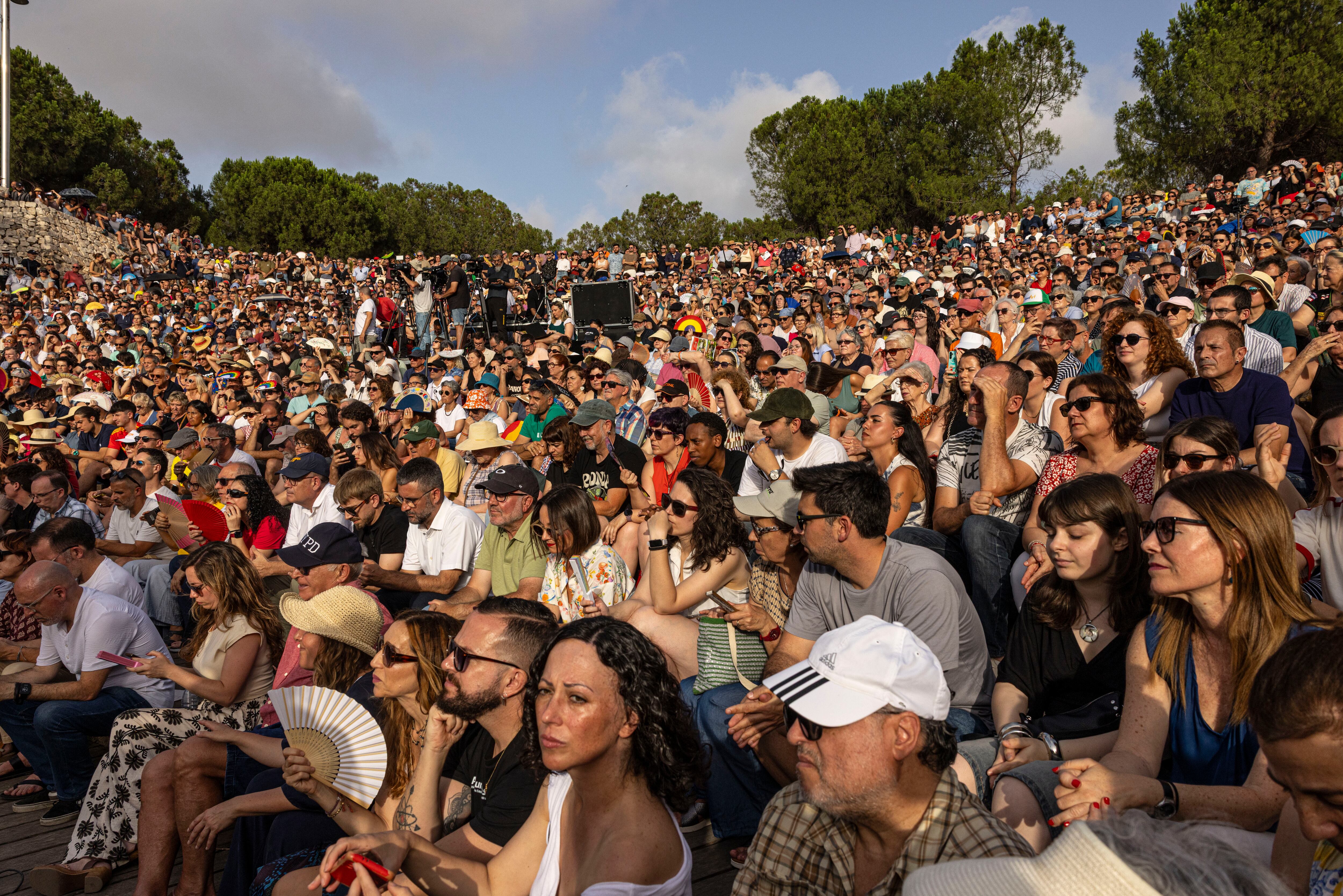 Miles de personas han atestado el anfiteatro del Parque de Cabecera de Valencia, a pesar del fuerte calor, para escuchar a Oltra y Rufián