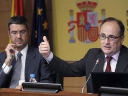 El secretario de Estado de Economía y Apoyo a la Empresa, Fernando Jiménez Latorre (i), y el subgobernador del Banco de España, Fernando Restoy (d). EFE/Archivo