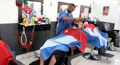 Un cliente de una barbería de la Pequeña Habana, ayer.