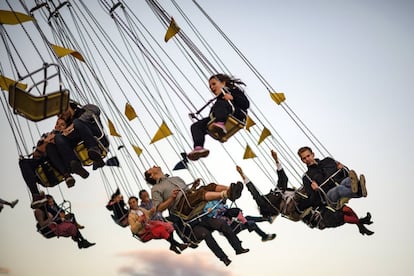 Visitantes montan en un carrusel durante la edición 184 del tradicional festival de la cerveza Oktoberfest, en la capital del estado de Baviera, Múnich (Alemania).