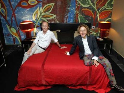 Victorio y Lucchino, en una de las habitaciones que han diseñado en el hotel Puerta América.