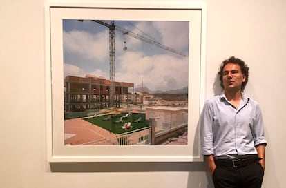 Txema Salvans junto a la última de las fotografías que ha realizado de su serie 'Perfect Day', que se puede ver en Foto Colectania." en una exposición en Foto Colectania