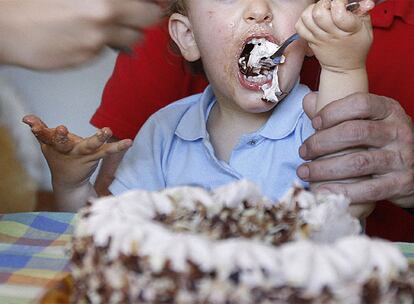 El desorden alimentario en la dieta y la incapacidad del entorno para controlarla propician la aparición de la obesidad infantil.