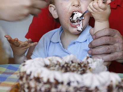 El desorden alimentario en la dieta y la incapacidad del entorno para controlarla propician la aparición de la obesidad infantil.