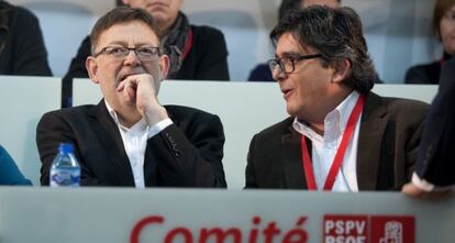 El secretario general del PSPV-PSOE, Ximo Puig, con el responsable de Organizaci&oacute;n, Alfred Boix, en el comit&eacute; nacional de primarias. 