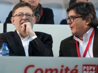 El secretario general del PSPV-PSOE, Ximo Puig, con el responsable de Organización, Alfred Boix, en el comité nacional de primarias.
