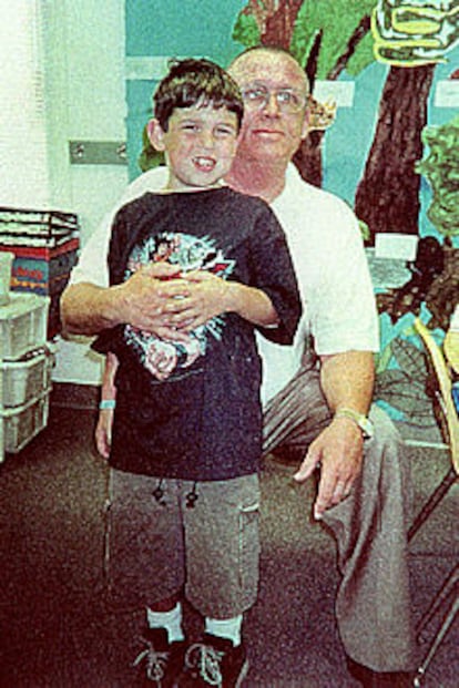 Richard Boeken con su hijo pequeño, en una foto de archivo.