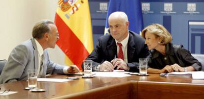 Isidre Fainé, presidente de la CECA y de La Caixa, junto al secretario de Estado de Economía, José Manuel Campa, y a la vicepresidenta económica, Elena Salgado, en julio pasado.