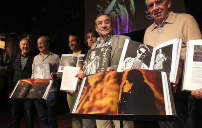Jesús Torquemada (segundo por la derecha), autor del libro 'Jazzaldia 50', junto a fotógrafos que han colaborado en su edición.