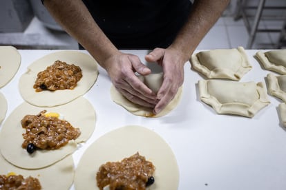 La especialidad es la masa rellena de picadillo de carne, cebolla, huevo, aceituna y ají.