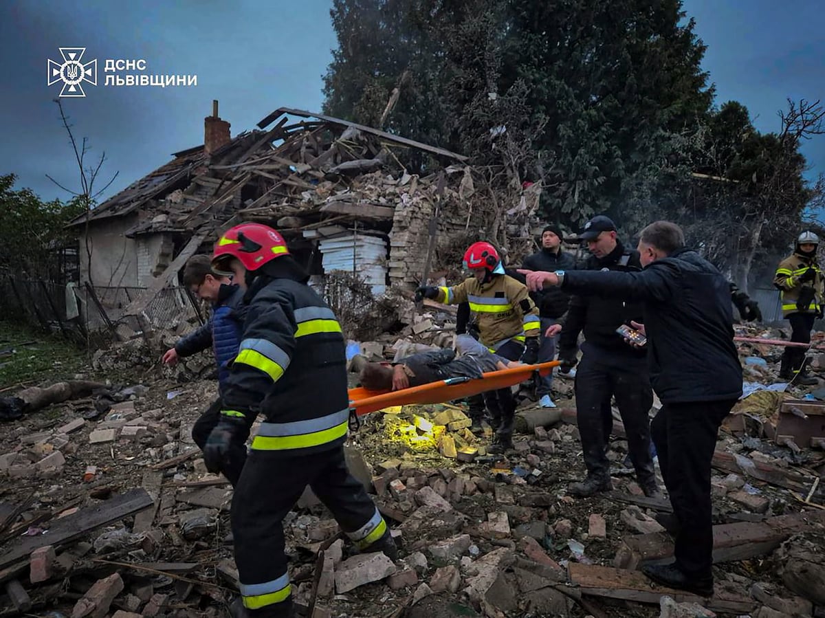 Cientos de drones y misiles rusos golpean Ucrania y se ceban con la localidad de Lviv, junto a la frontera con Polonia