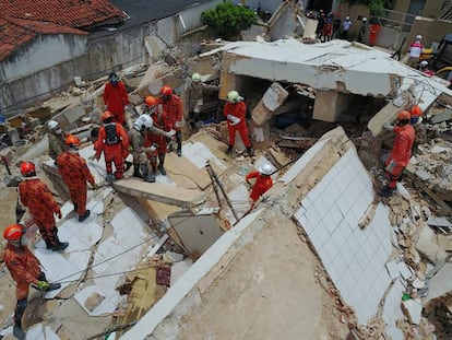 Escombros do edifício Andrea, que desmoronou em Fortaleza.