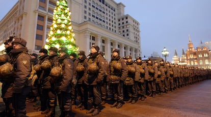 Policías antidisturbios, desplegados en los alrededores del Kremlin.