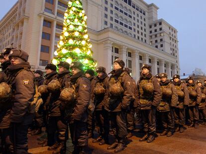 Policías antidisturbios, desplegados en los alrededores del Kremlin.