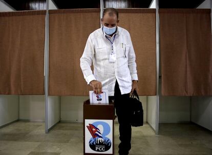 Los delegados votaron este domingo para designar a los miembros del Comité Central de la formación, con la única certeza hasta ahora de que Raúl Castro dejará el cargo de primer secretario al presidente cubano, Miguel Díaz-Canel.