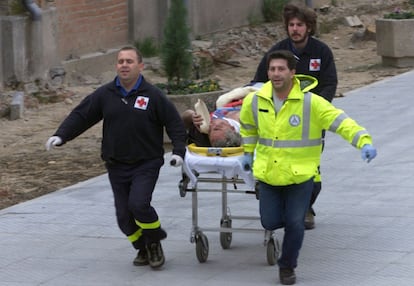 Miembros de los equipos sanitarios del Samur atienden junto a la estación de Atocha a uno de los heridos. El Centro de Emergencias 112 recibió aquel día 25.110 llamadas.