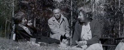 Luis Cernuda, en Massachusetts en 1948, junto a dos amigas.
