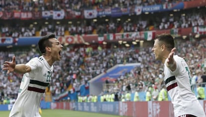 Lozano y Hernández celebran el gol.