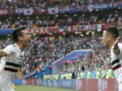 Lozano y Hernández celebran el gol.