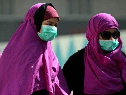 Dos mujeres en La Meca se protegen del coronavirus del MERS con mascarillas