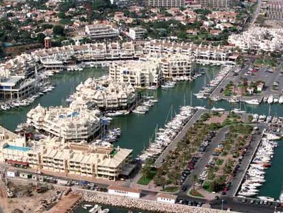 Vista aérea del puerto deportivo de Benalmádena (Málaga).