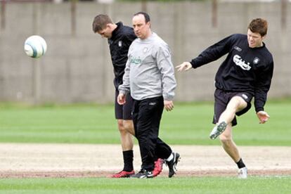 Benítez, durante el entrenamiento de ayer junto a Gerrard y Riise, que golpea el balón.