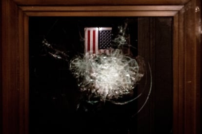 Una puerta de acceso a la Rotonda del Capitolio con el cristal roto tras el asalto de los simpatizantes de Trump, en Washington el 6 de enero de 2021.