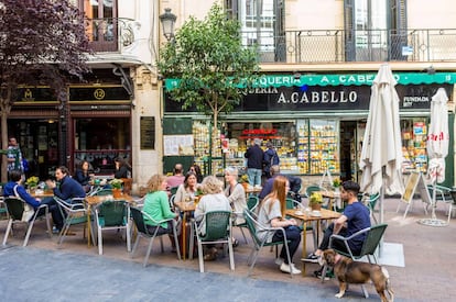 Terraza en la plaza de Matute en el madrileño Barrio de las Letras-Huertas.